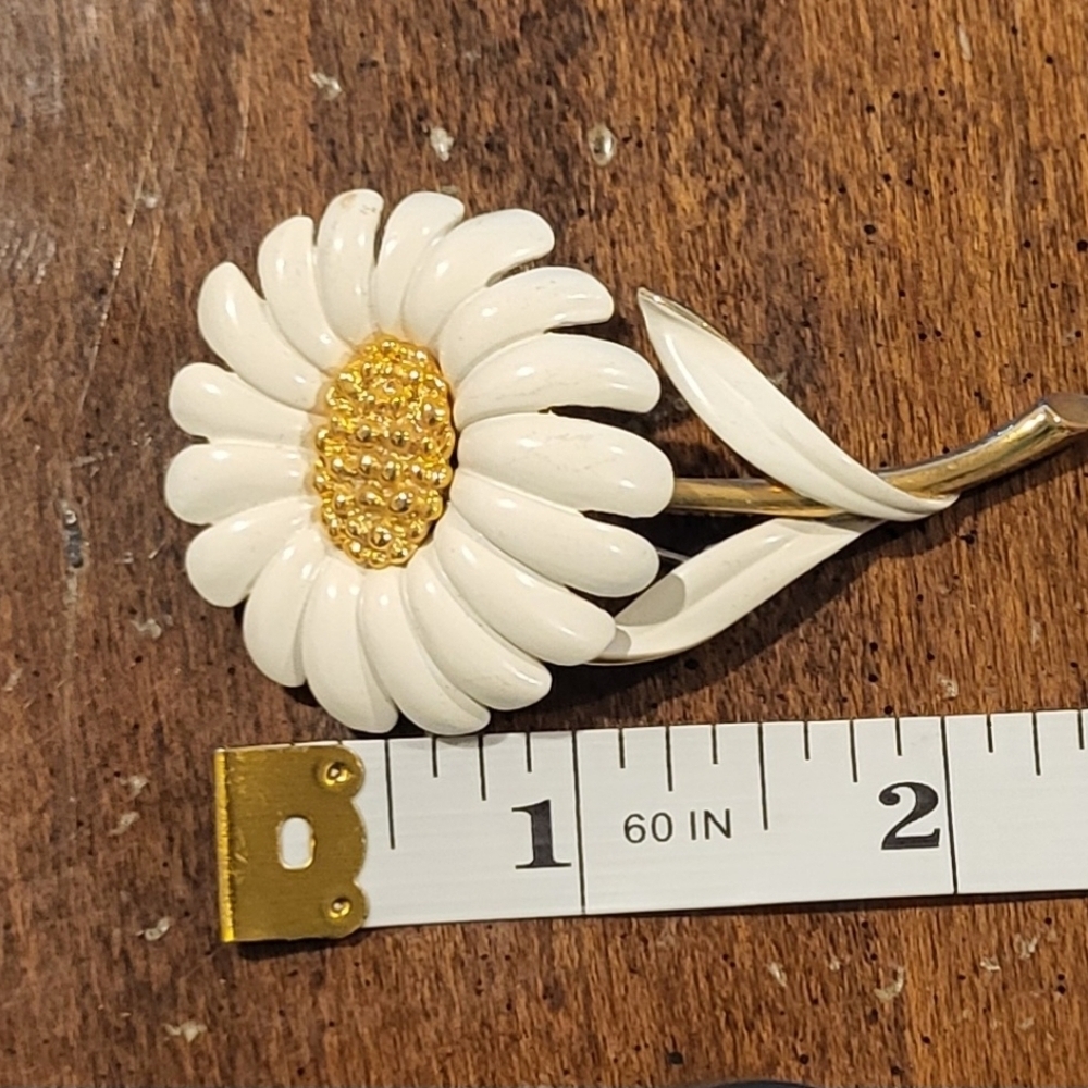 Vintage Monet Enameled White Daisy Floral Brooch Pin - Picture 3 of 4